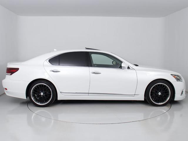 ★２０インチアルミホイール装着車です！！今付いているアルミホイールの交換ＯＫです！