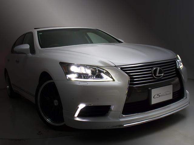 フロントビューの存在感をご覧ください！！ヘッドライトは視界良好のライト、さらにフォグライト搭載。デザイン性も高いのが特権です。