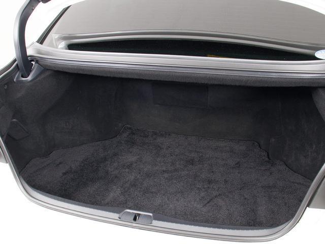 トランクが狭いと思っておりませんか？実際は大容量トランクです！旅行等の長距離ドライブも快適です！また、屋根付きスペースを完備しておりますので、夜間でも、雨でも雪の日だってゆっくりご覧頂けます。