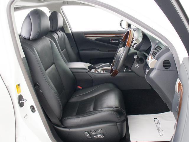 ★パワーシート装備！シート座面の前後スライドに加え、背もたれの角度調整も電動です！これぞ高級車の装備ですよね！！シートも広々でゆったり座れます！！快適なドライブをお約束！！