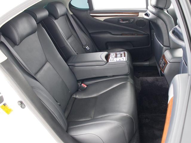 赤革、茶革、黒革、白革、黒×赤コンビ革・・・お好みの色で新品本革シートを作成できます！オリジナル本革でカーライフを満喫はいかがでしょうか？ご興味ある方は、デザイン等含め当社までお問い合わせください！