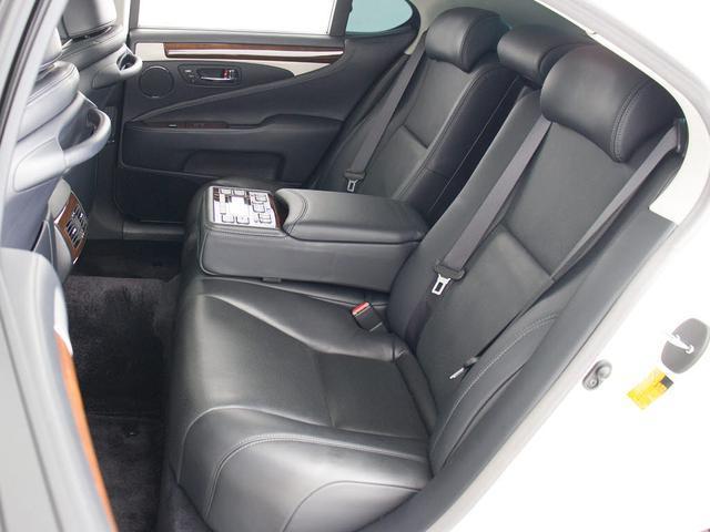 赤革、茶革、黒革、白革、黒×赤コンビ革・・・お好みの色で新品本革シートを作成できます！オリジナル本革でカーライフを満喫はいかがでしょうか？ご興味ある方は、デザイン等含め当社までお問い合わせください！