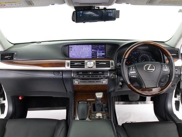 禁煙車です！室内は嫌なニオイも無く、すごく綺麗な状態です！禁煙車・・特にセダンタイプのお車では少ないですよね！！タバコのニオイが苦手なお客様必見です！快適にご乗車頂けます！！