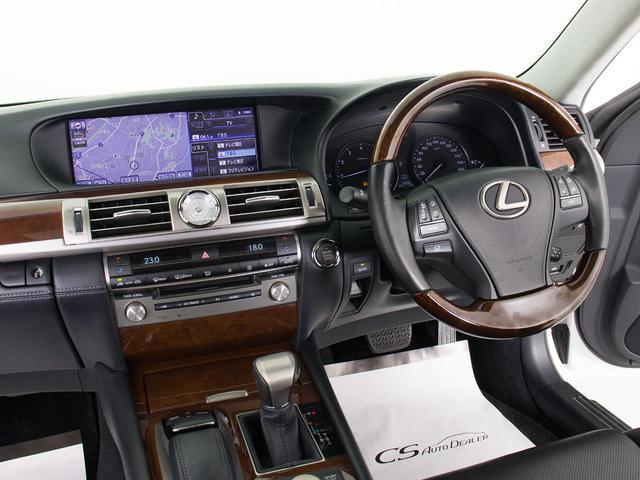 ★使いやすさや安全性を追求したステアリング周り！高級車ゆえにスイッチ類が多いのも特徴ですね！考え尽くされた配置ですぐに使いこなす事が出来ますのでご安心下さい！是非、体感してみて下さい！！