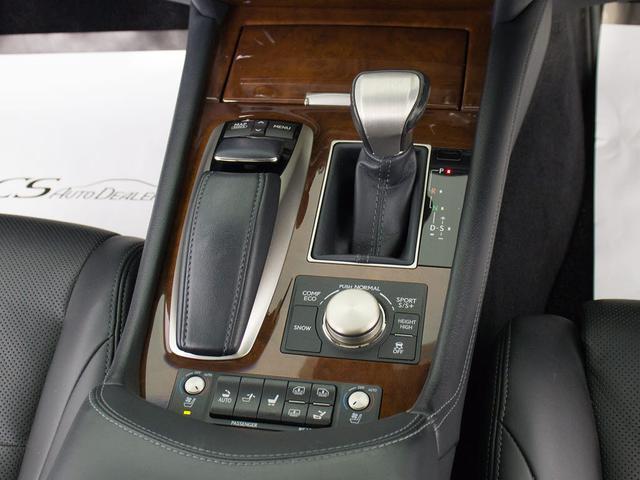 シフト周りです。スッキリとしつつも高級感や操作性を損なわない作りとなって参ります。