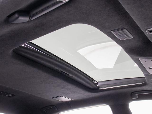 ★人気装備のサンルーフ！様々なドライブシーンで活躍してくれます！！開放感ある車内空間は気持ちがいいですよ！