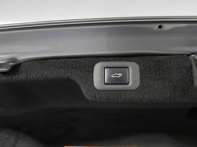 スイッチ操作でトランクリッドの自動開閉が行えます。電子キー本体のワイヤレス機能や運転席のスイッチからでもオープン操作が可能です！高級車ならではの快適装備です！！