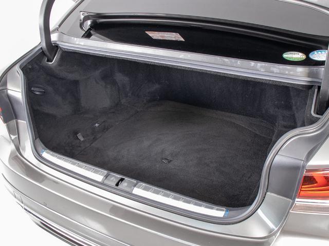 トランクが狭いと思っておりませんか？実際は大容量トランクです！旅行等の長距離ドライブも快適です！また、屋根付きスペースを完備しておりますので、夜間でも、雨でも雪の日だってゆっくりご覧頂けます。