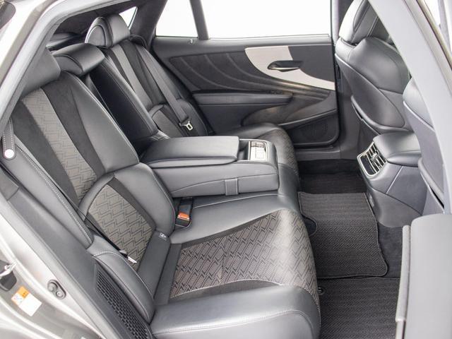 Ｆスポーツ専用黒本革シート！！お好みはいかがですか？当社では、お好みの色で新品本革シートを作成することもできます！！