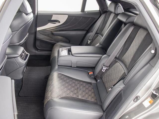 Ｆスポーツ専用黒本革シート！！お好みはいかがですか？当社では、お好みの色で新品本革シートを作成することもできます！！