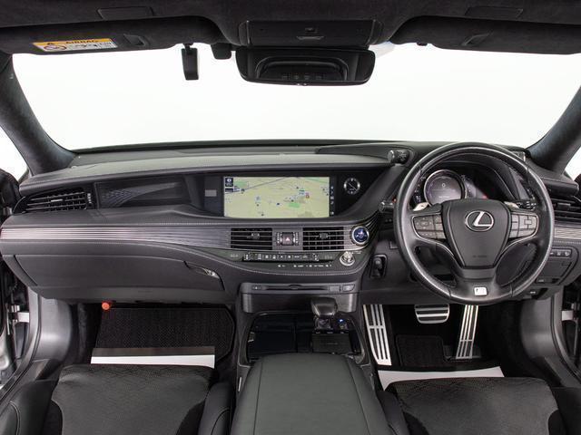 禁煙車です！室内は嫌なニオイも無く、すごく綺麗な状態です！禁煙車・・特にセダンタイプのお車では少ないですよね！！タバコのニオイが苦手なお客様必見です！快適にご乗車頂けます！！