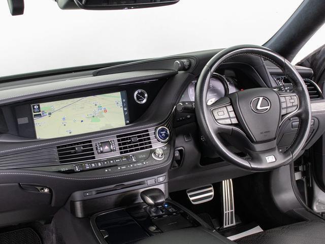 ★使いやすさや安全性を追求したステアリング周り！高級車ゆえにスイッチ類が多いのも特徴ですね！考え尽くされた配置ですぐに使いこなす事が出来ますのでご安心下さい！是非、体感してみて下さい！！