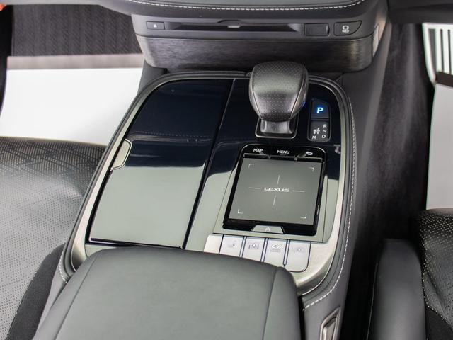 シフト周りです。スッキリとしつつも高級感や操作性を損なわない作りとなって参ります。