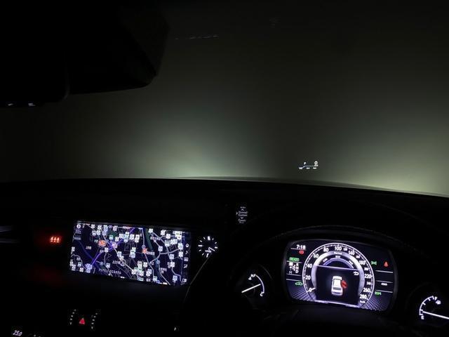 ヘッドアップ・ディスプレイ（ＨＵＤ）現在のスピードや、前方の車線情報など、運転に必要な情報を、目の前のウインドウガラスに表示する機能です。これにより、目線の移動が少なく済み、安全です。