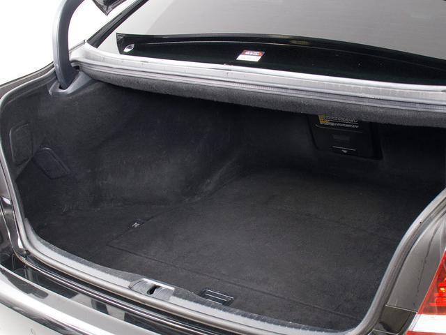 トランクが狭いと思っておりませんか？実際は大容量トランクです！旅行等の長距離ドライブも快適です！また、屋根付きスペースを完備しておりますので、夜間でも、雨でも雪の日だってゆっくりご覧頂けます。