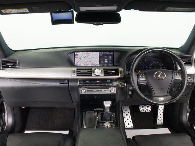 禁煙車です！室内は嫌なニオイも無く、すごく綺麗な状態です！禁煙車・・特にセダンタイプのお車では少ないですよね！！タバコのニオイが苦手なお客様必見です！快適にご乗車頂けます！！