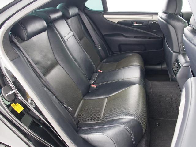 赤革、茶革、黒革、白革、黒×赤コンビ革・・・お好みの色で新品本革シートを作成できます！オリジナル本革でカーライフを満喫はいかがでしょうか？ご興味ある方は、デザイン等含め当社までお問い合わせください！