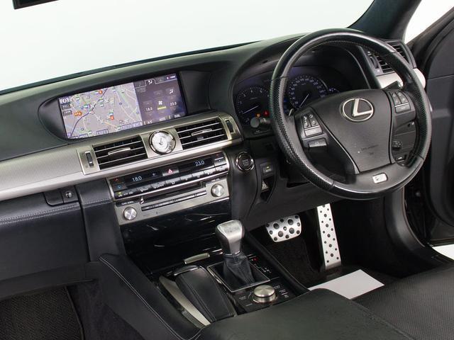 ★使いやすさや安全性を追求したステアリング周り！高級車ゆえにスイッチ類が多いのも特徴ですね！考え尽くされた配置ですぐに使いこなす事が出来ますのでご安心下さい！是非、体感してみて下さい！！