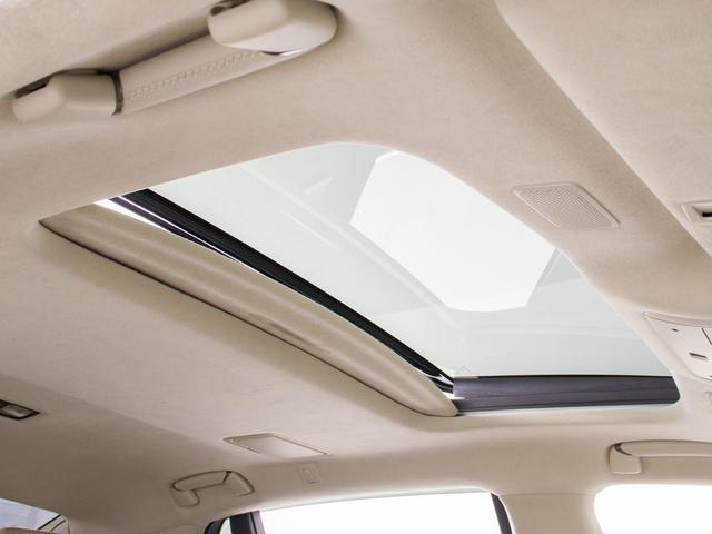 ★人気装備のサンルーフ！様々なドライブシーンで活躍してくれます！！開放感ある車内空間は気持ちがいいですよ！