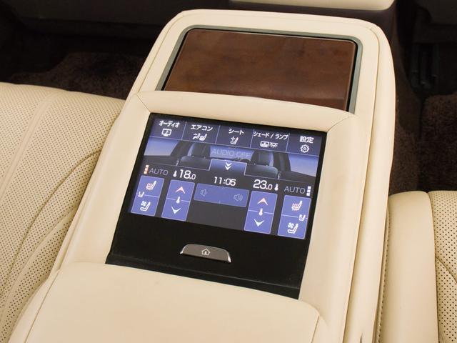 ★後席もＶＩＰ装備！後席センターコンソールの画像です！こちらのお車には、後席にもパワーシートが装備されています！更にオーディオなども後席から操作出来るなど豪華！ゲストに喜んで頂ける装備ですね！