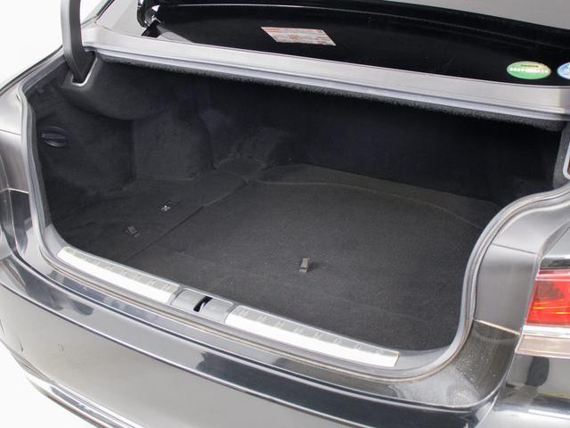 トランクが狭いと思っておりませんか？実際は大容量トランクです！旅行等の長距離ドライブも快適です！また、屋根付きスペースを完備しておりますので、夜間でも、雨でも雪の日だってゆっくりご覧頂けます。