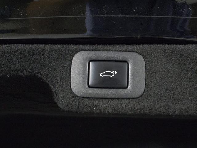 スイッチ操作でトランクリッドの自動開閉が行えます。電子キー本体のワイヤレス機能や運転席のスイッチからでもオープン操作が可能です！高級車ならではの快適装備です！！