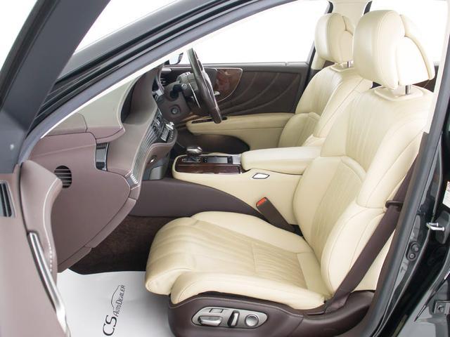 高級感をさらに高めるベージュ本革シート搭載！！車内状態もとても良好です。お好みのシートカラー（赤、白、青等々）への変更も可能となります。