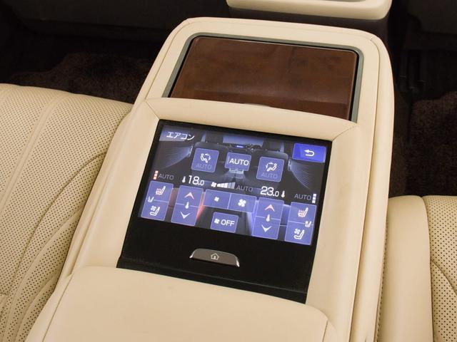 ★後席もＶＩＰ装備！後席センターコンソールの画像です！こちらのお車には、後席にもパワーシートが装備されています！更にオーディオなども後席から操作出来るなど豪華！ゲストに喜んで頂ける装備ですね！
