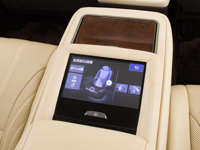 ★後席もＶＩＰ装備！後席センターコンソールの画像です！こちらのお車には、後席にもパワーシートが装備されています！更にオーディオなども後席から操作出来るなど豪華！ゲストに喜んで頂ける装備ですね！