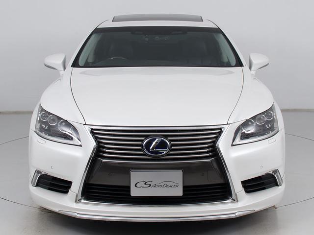 禁煙車です！室内は嫌なニオイも無く、すごく綺麗な状態です！禁煙車・・特にセダンタイプのお車では少ないですよね！！タバコのニオイが苦手なお客様必見です！快適にご乗車頂けます！！