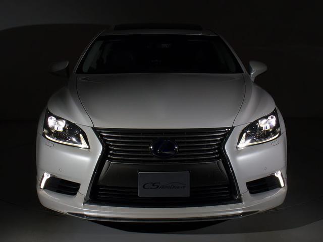 フロントビューの存在感をご覧ください！！ヘッドライトは視界良好のライト、さらにフォグライト搭載。デザイン性も高いのが特権です。