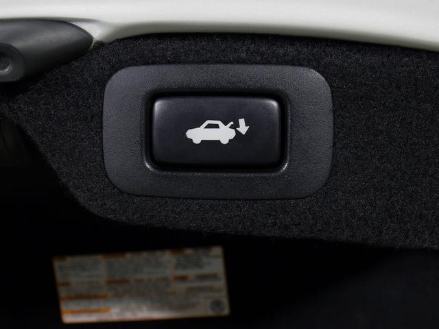 スイッチ操作でトランクリッドの自動開閉が行えます。電子キー本体のワイヤレス機能や運転席のスイッチからでもオープン操作が可能です！高級車ならではの快適装備です！！