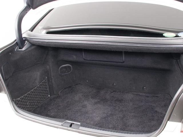 トランクが狭いと思っておりませんか？実際は大容量トランクです！旅行等の長距離ドライブも快適です！また、屋根付きスペースを完備しておりますので、夜間でも、雨でも雪の日だってゆっくりご覧頂けます。
