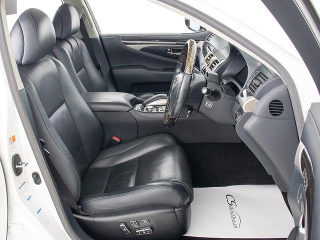 高級感をさらに高める黒本革シート搭載！！今では三大人気装備の一つとなり車内状態もとても良好です。お好みのシートカラー（赤、白、青等々）への変更も可能となります。