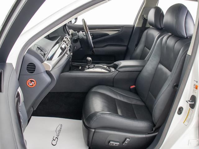 高級感をさらに高める黒本革シート搭載！！今では三大人気装備の一つとなり車内状態もとても良好です。お好みのシートカラー（赤、白、青等々）への変更も可能となります。