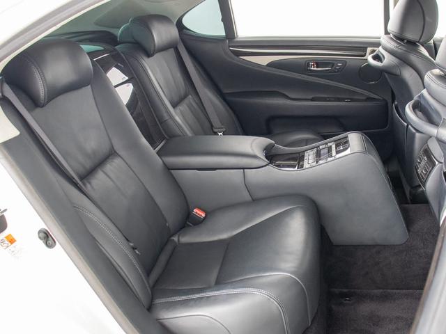 赤革、茶革、黒革、白革、黒×赤コンビ革・・・お好みの色で新品本革シートを作成できます！オリジナル本革でカーライフを満喫はいかがでしょうか？ご興味ある方は、デザイン等含め当社までお問い合わせください！