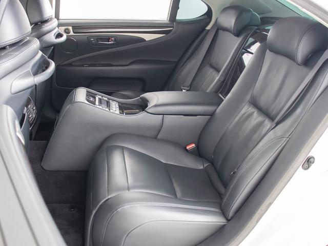 赤革、茶革、黒革、白革、黒×赤コンビ革・・・お好みの色で新品本革シートを作成できます！オリジナル本革でカーライフを満喫はいかがでしょうか？ご興味ある方は、デザイン等含め当社までお問い合わせください！