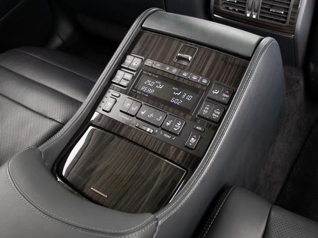 ★後席もＶＩＰ装備！後席センターコンソールの画像です！こちらのお車には、後席にもパワーシートが装備されています！更にオーディオなども後席から操作出来るなど豪華！ゲストに喜んで頂ける装備ですね！