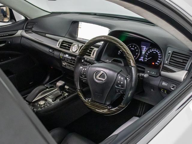 ★使いやすさや安全性を追求したステアリング周り！高級車ゆえにスイッチ類が多いのも特徴ですね！考え尽くされた配置ですぐに使いこなす事が出来ますのでご安心下さい！是非、体感してみて下さい！！