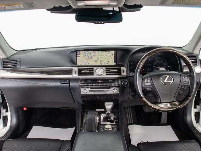 禁煙車です！室内は嫌なニオイも無く、すごく綺麗な状態です！禁煙車・・特にセダンタイプのお車では少ないですよね！！タバコのニオイが苦手なお客様必見です！快適にご乗車頂けます！！