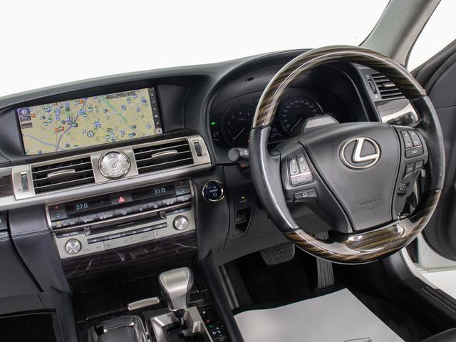★使いやすさや安全性を追求したステアリング周り！高級車ゆえにスイッチ類が多いのも特徴ですね！考え尽くされた配置ですぐに使いこなす事が出来ますのでご安心下さい！是非、体感してみて下さい！！