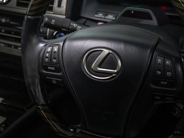 革巻きに加えウッド搭載のウッドコンビハンドル搭載！！グレードにより標準設定となりますが、王道の大人気装備の一つです！！見た目もカッコよくハンドリングのしやすさも御座います！！