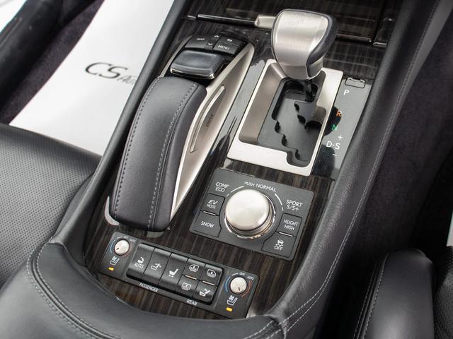 シフト周りです。スッキリとしつつも高級感や操作性を損なわない作りとなって参ります。