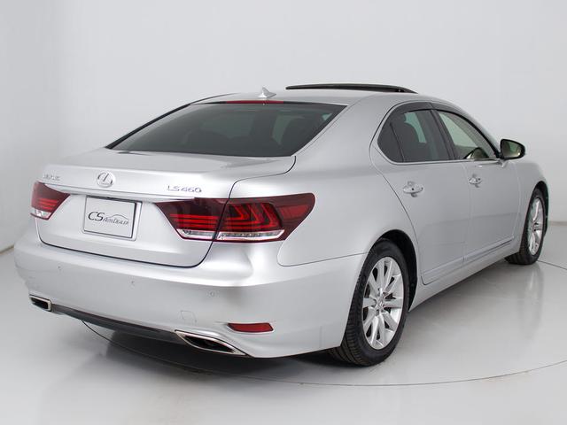 個性的なリアビューで御座います。精悍な佇まいは高級車ならではです。