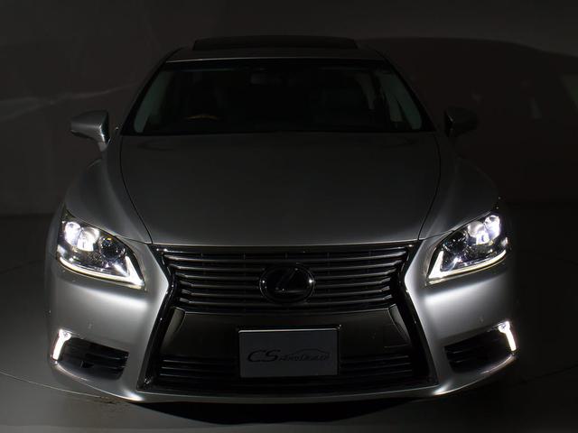 フロントビューの存在感をご覧ください！！ヘッドライトは視界良好のライト、さらにフォグライト搭載。デザイン性も高いのが特権です。