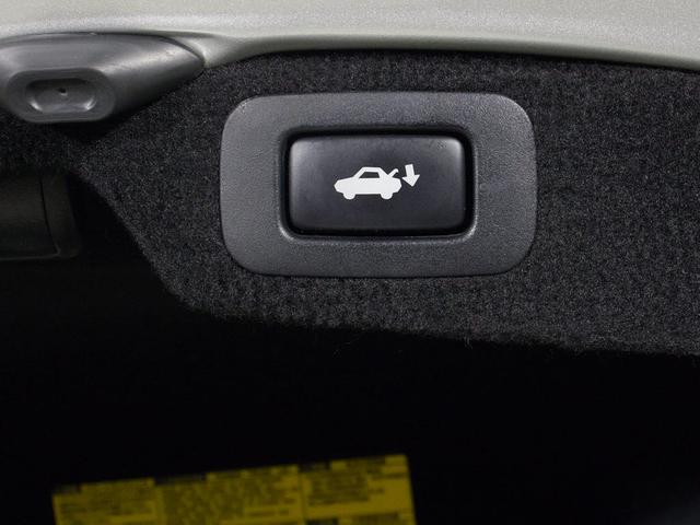 スイッチ操作でトランクリッドの自動開閉が行えます。電子キー本体のワイヤレス機能や運転席のスイッチからでもオープン操作が可能です！高級車ならではの快適装備です！！