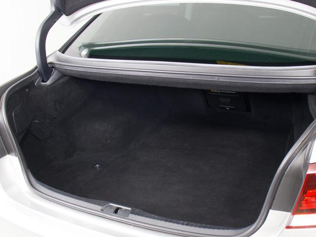 トランクが狭いと思っておりませんか？実際は大容量トランクです！旅行等の長距離ドライブも快適です！また、屋根付きスペースを完備しておりますので、夜間でも、雨でも雪の日だってゆっくりご覧頂けます。