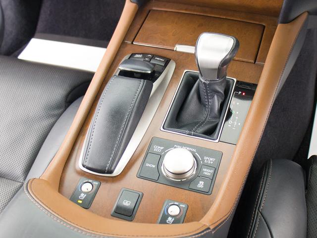 シフト周りです。スッキリとしつつも高級感や操作性を損なわない作りとなって参ります。