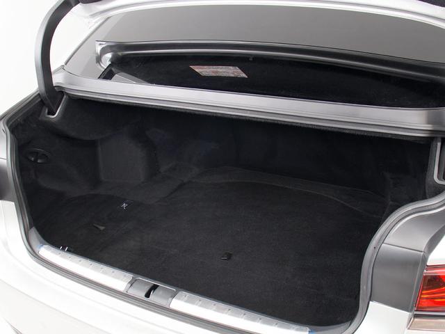 ＬＳ ＬＳ５００ｈ　Ｆスポーツ　（禁煙車）（ワンオーナー）（後期型）（ＴＲＤカスタム）（サンルーフ）（銀影ラスター）（デジタルインナーミラー）（パノラミックビュー）（Ｆスポーツ専用黒×白本革シート）（セーフティシステム＋Ａ）（28枚目）
