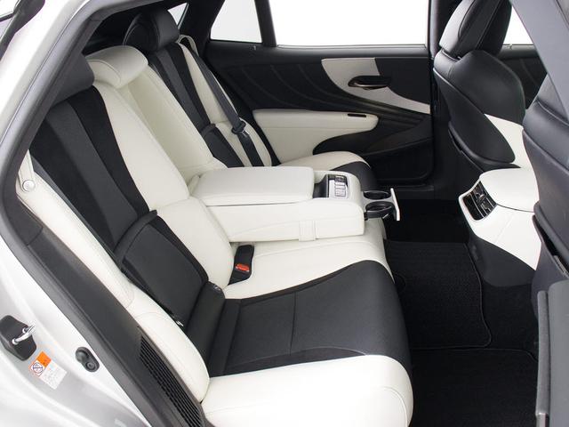 ＬＳ ＬＳ５００ｈ　Ｆスポーツ　（禁煙車）（ワンオーナー）（後期型）（ＴＲＤカスタム）（サンルーフ）（銀影ラスター）（デジタルインナーミラー）（パノラミックビュー）（Ｆスポーツ専用黒×白本革シート）（セーフティシステム＋Ａ）（33枚目）